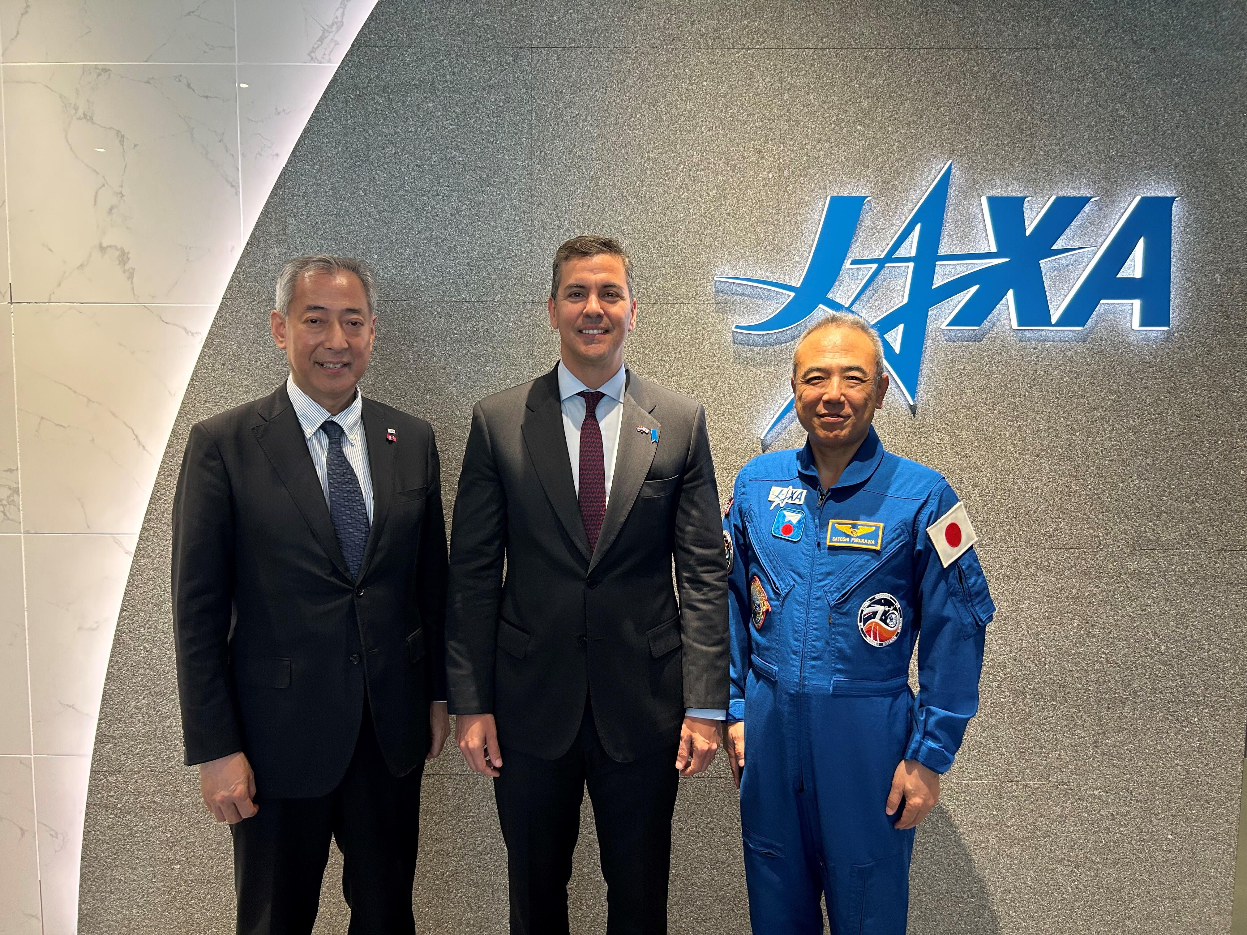 来日中のパラグアイ共和国サンティアゴ・ペニャ・パラシオス、JAXA山川理事長、古川宇宙飛行士