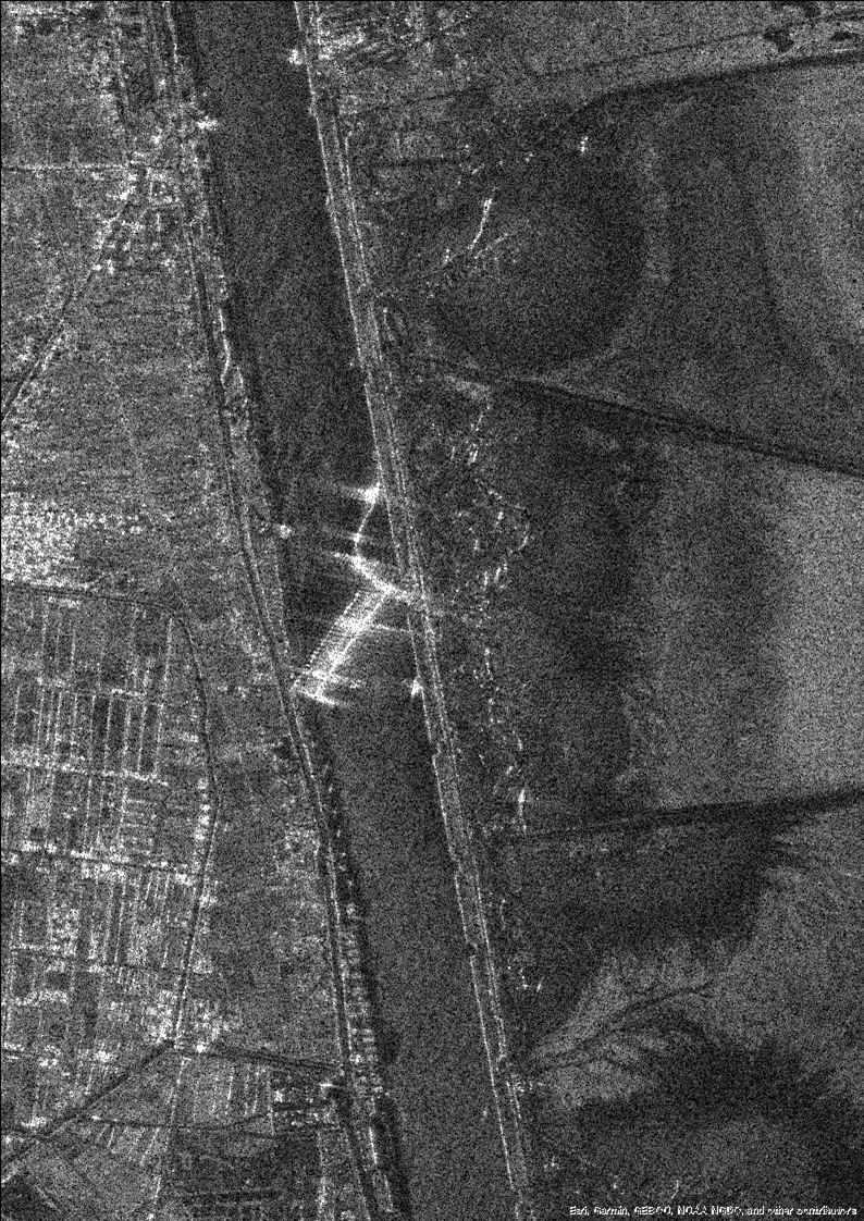 3月26日 10時23分(標準時)の「だいち2号」搭載の合成開口レーダ(PALSAR-2)画像。a) スエズ運河付近、b) a)座礁船付近を拡大したもの。